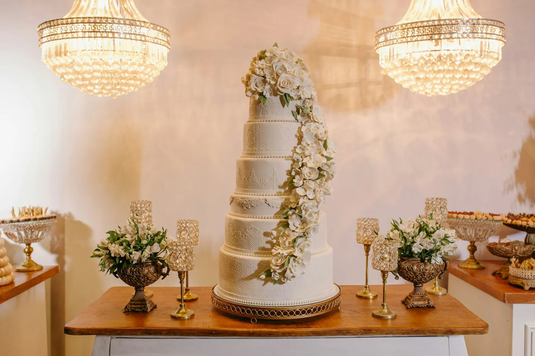 Pièce montée de réception à six étages, dentelle de sucre et cascade de fleurs