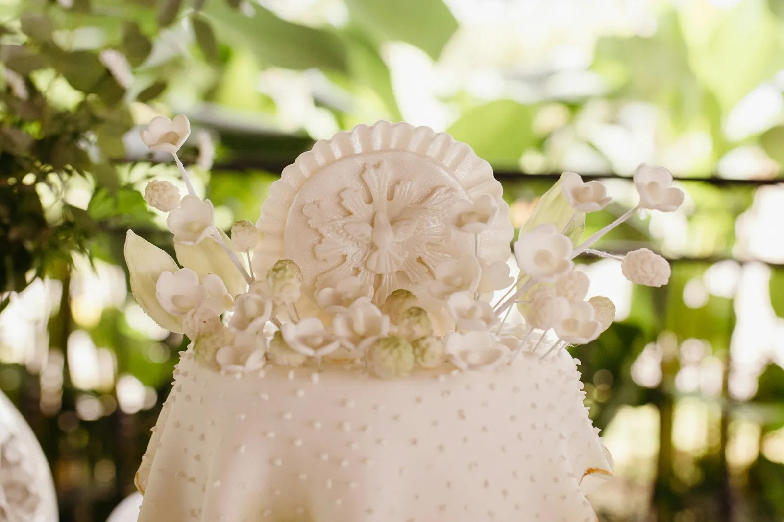 Pièce montée à décor de sucre en extérieur, à contre-jour dans la verdure