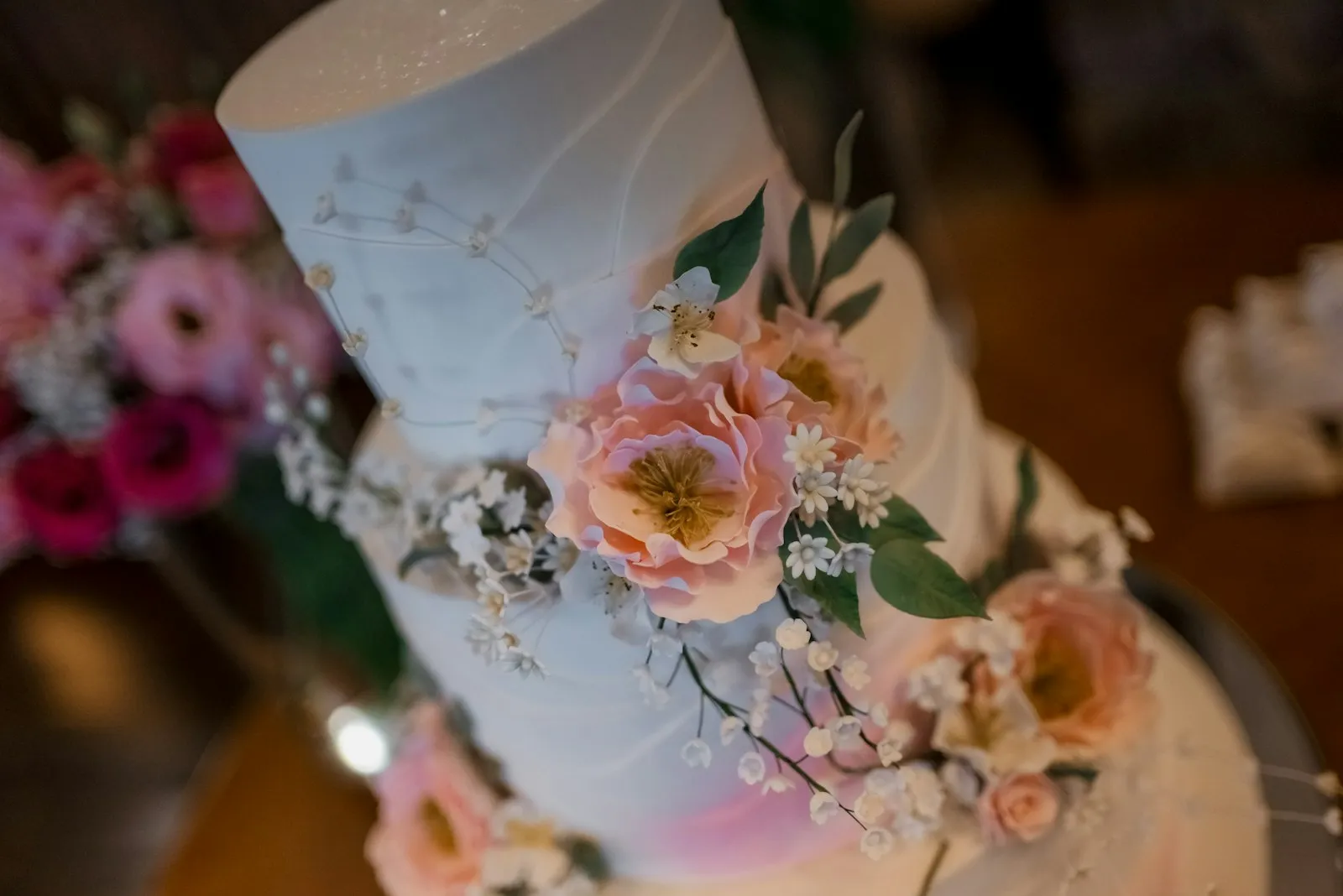 Détail de fleurs en sucre façonnées à la main sur une pièce montée